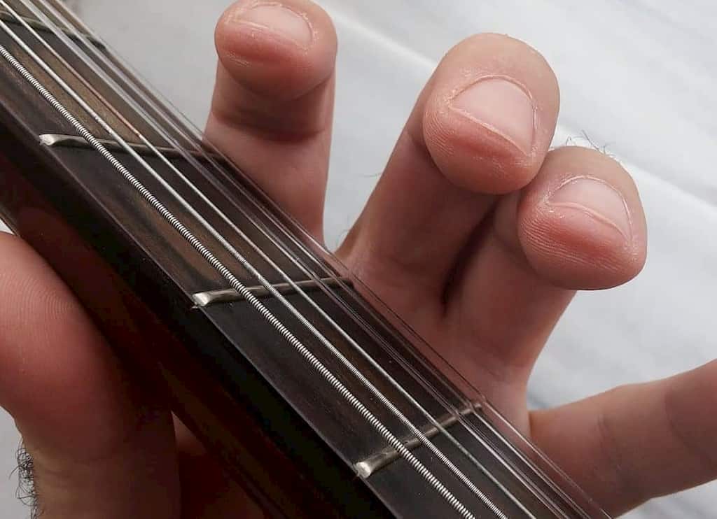 چطور برای تمرین گیتار، پینه انگشتان را ایجاد کنیم و از درد سر انگشتان خلاص شویم؟