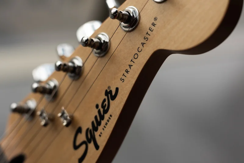 سر دسنه گیتار الکتریک Fender Squier مدل Bullet Stratocaster HT Brown Sunburst
