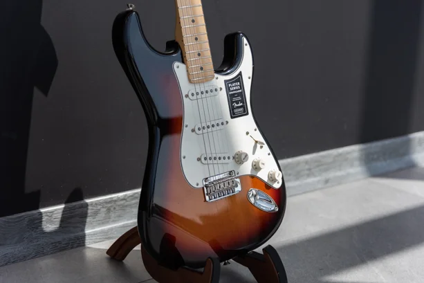 گیتار الکتریک استراتوکستر Fender مدل Player Stratocaster 3-Color Sunburst 