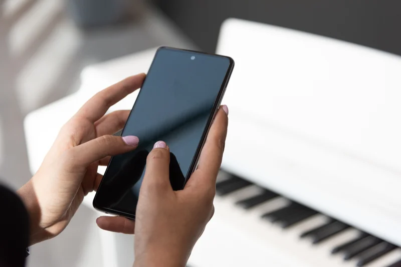 تنوع غنی از آهنگ های داخلی و دسترسی به اپلیکیشن Smart Pianist