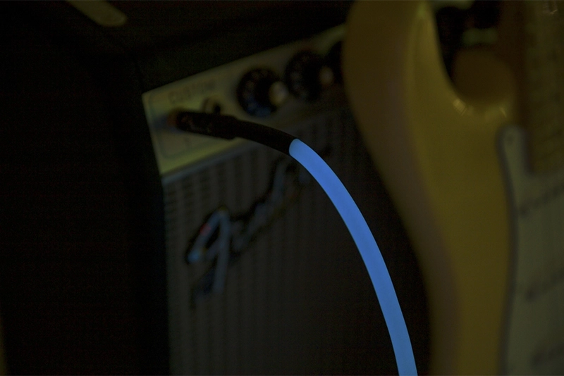 روکش 8 میلیمتری کابل Fender مدل 10Ft Professional Series Glow In The Dark Blue