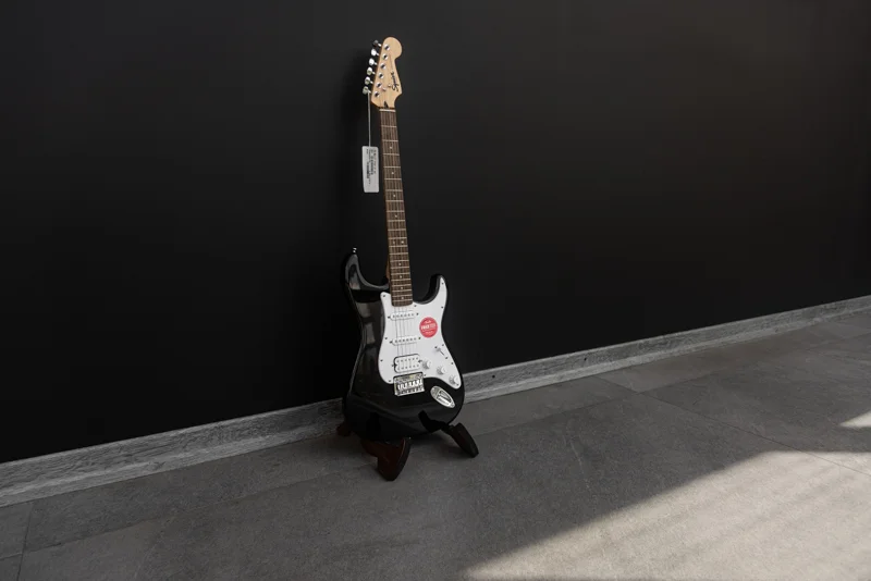 گیتار الکتریک Fender Squier مدل Bullet Stratocaster HT HSS Black