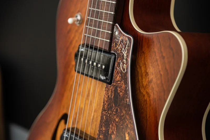 مواد و ساختار برتر گیتار الکتریک Godin مدل 5th Avenue CW Kingpin II P90 Cognac Burst