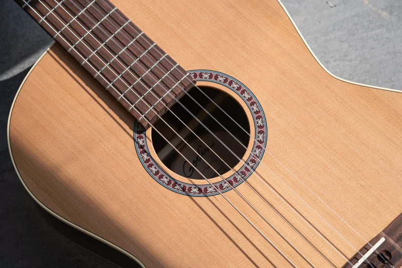نمای نزدیک از صفحه تاپ گیتار کلاسیک گودین مدل Presentation که از چوب صدر سالید ساخته شده