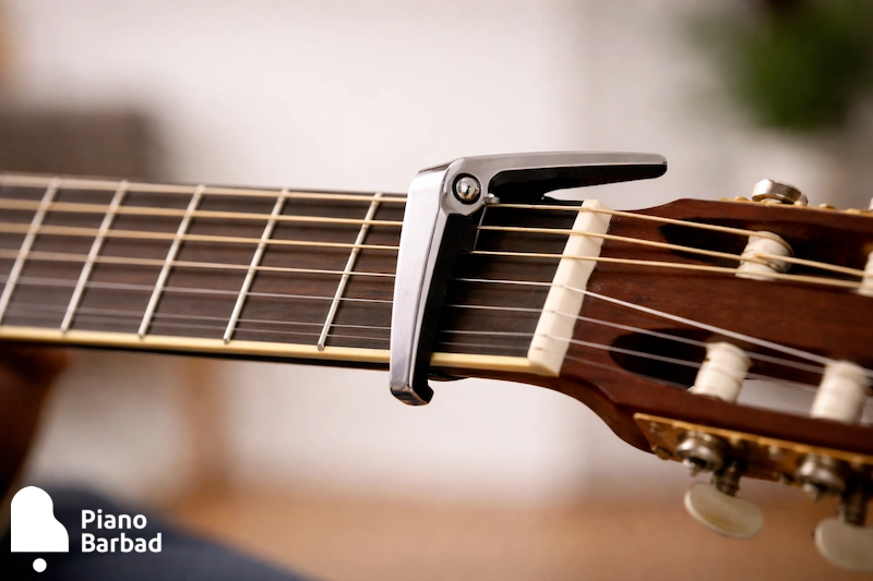نمای نزدیک از کاپو روی فرت گیتار - پیانو باربد